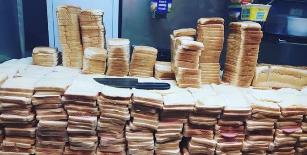 Montañas de bocadillos que reparte a diario de forma gratuita en Málaga