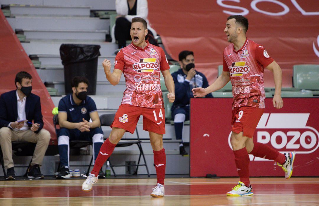 Fernando Aguilera celebra uno de sus goles en ElPozo Murcia-Aspil Jumpers Ribera Navarra