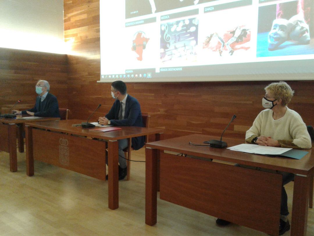 El director general de Cultura, Ignacio Apezteguía, en el centro, flanqueado por el director del Servicio de Archivos, Joaquim Llansó,y la gerente de la Fundación Baluarte, María Antonia Rodríguez, en la presentación de la Fonoteca Navarra, ya accesible a