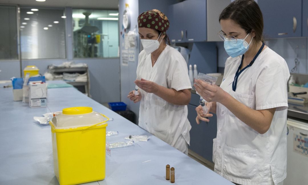 Personal sanitario de la Unidad de Cuidados Intensivos (UCI) para enfermos de coronavirus