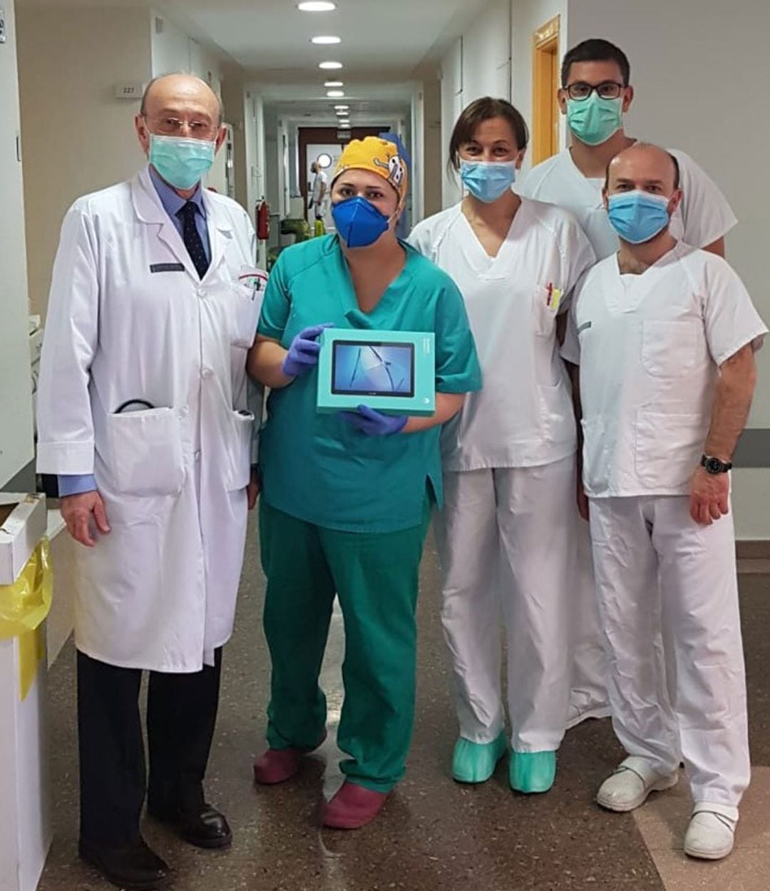 El doctor José Vicente Vidal con personal sanitario y una de las tablets repartidas