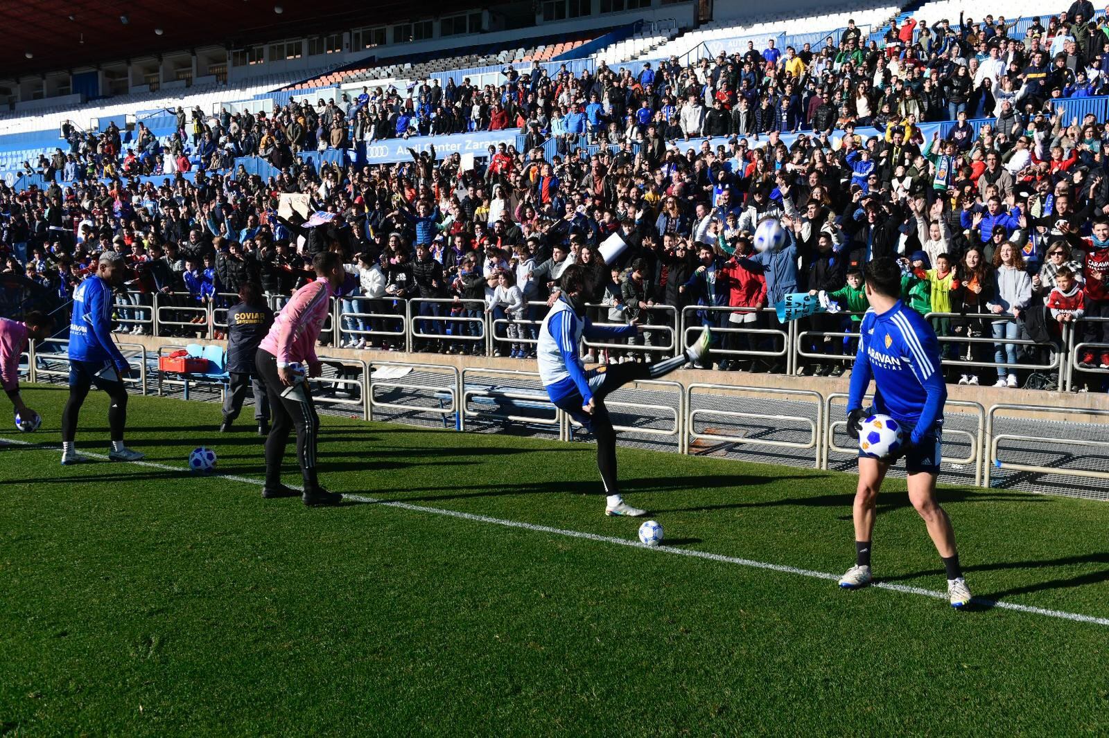 Los jugadores del Real Zaragoza han repartido regalos a los aficionados, tras el entrenamiento a puerta abierta en La Romareda