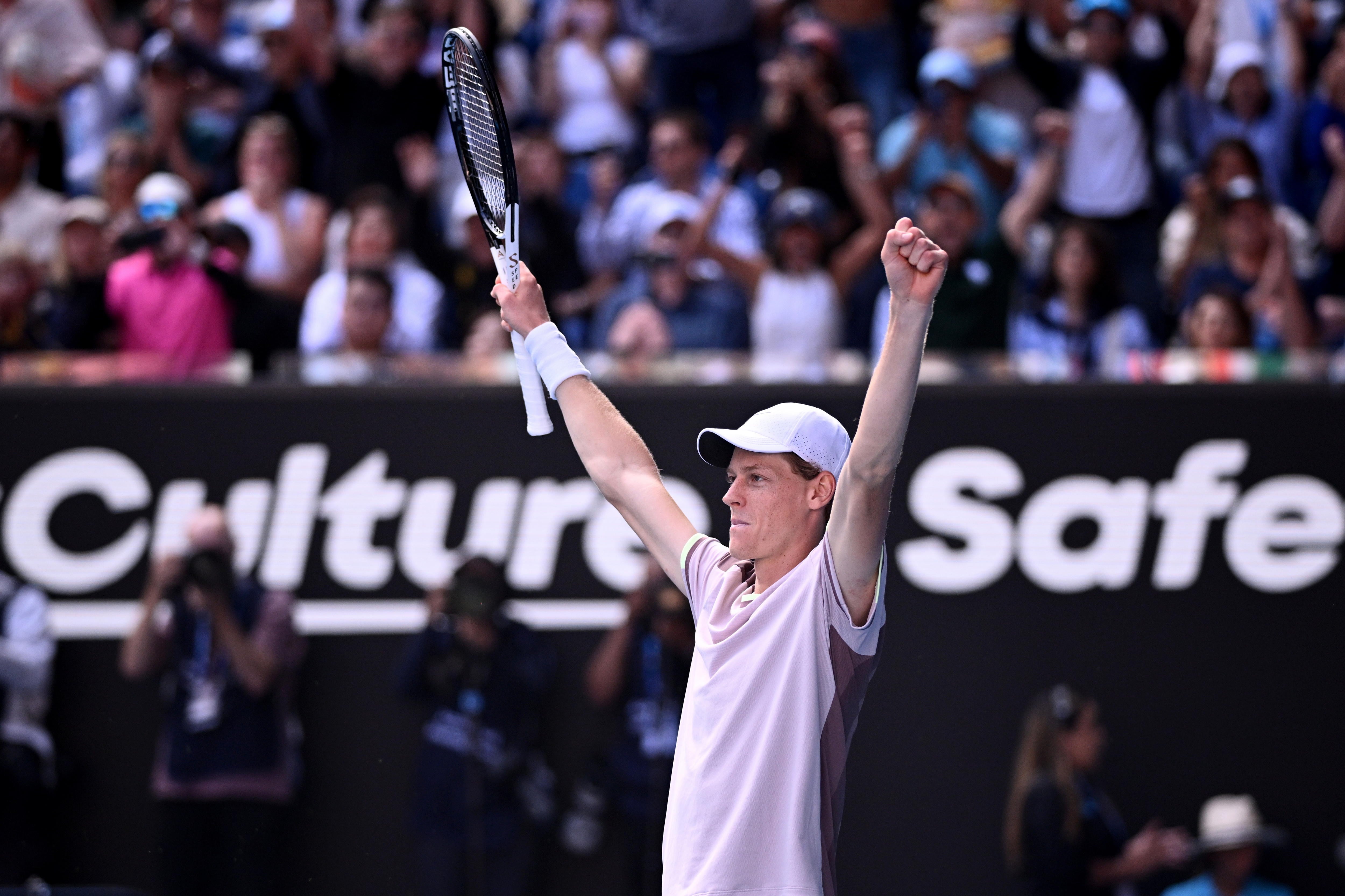 Jannik Sinner celebra un punto contra Novak Djokovic