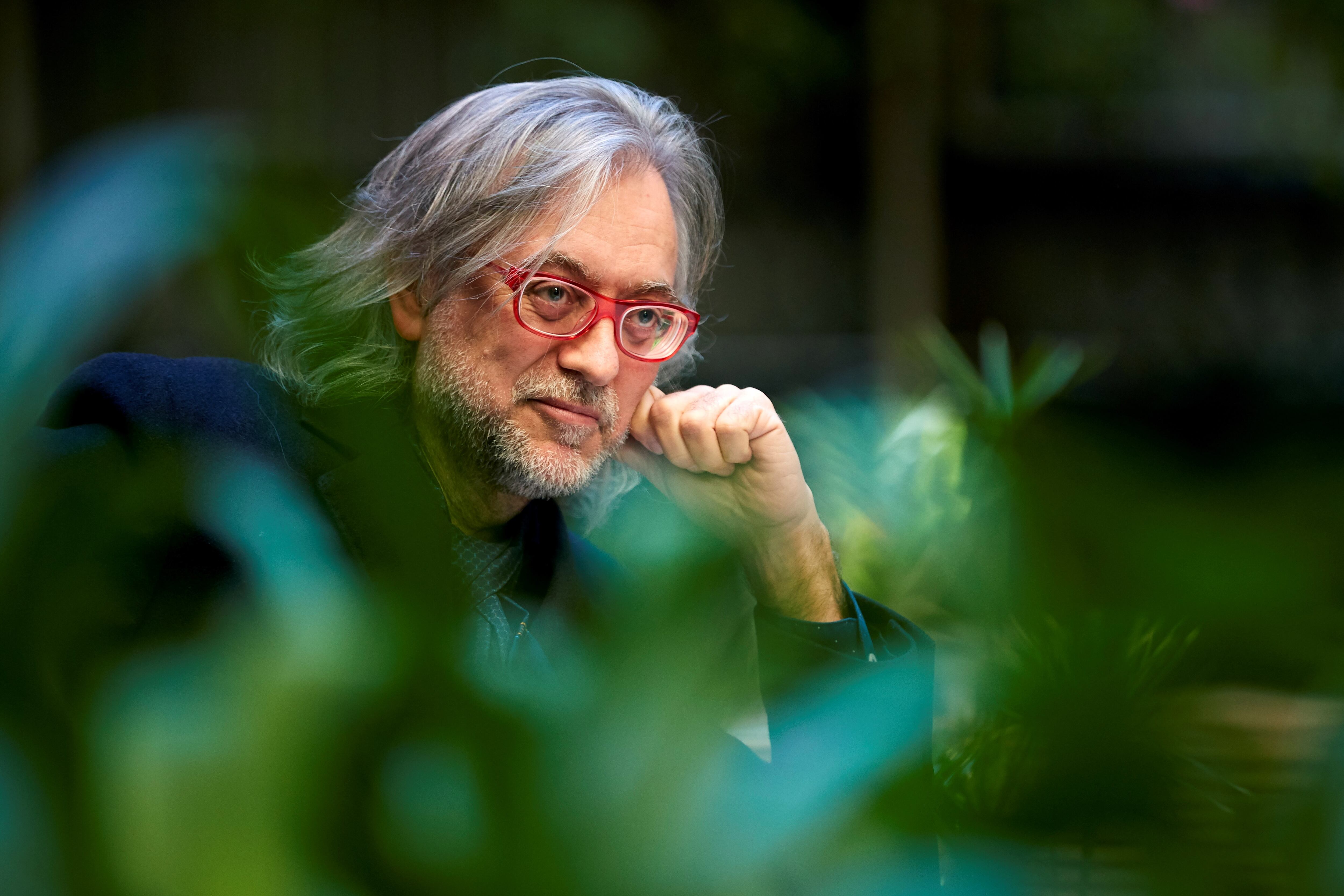 El escritor y periodista Víctor Amela posa durante la presentación de uno de sus libros en 2018. EFE/Alejandro García.