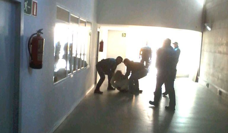 Los agentes han trasladado a comisaría a una de las personas manifestantes