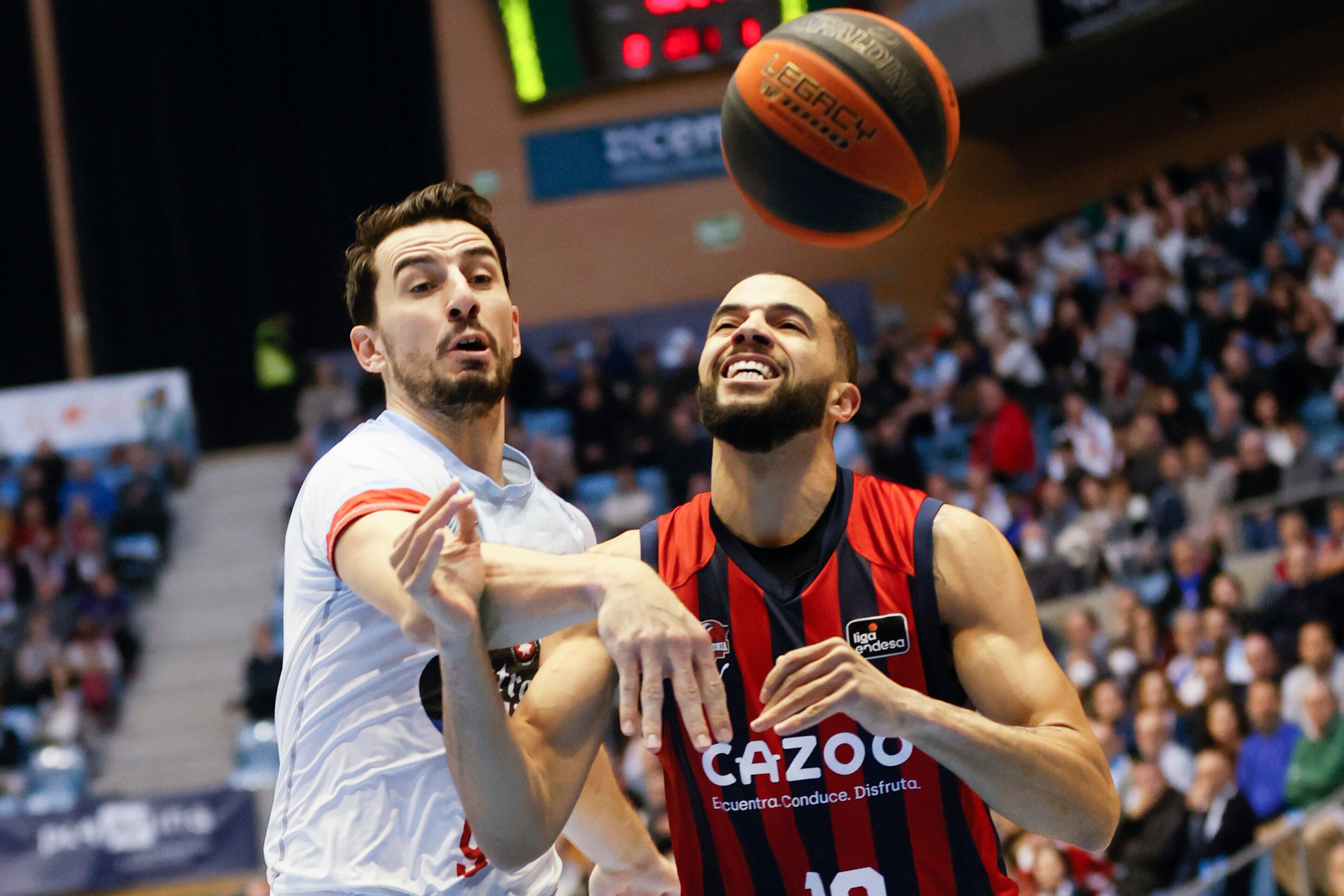 LEO WESTERMANN (i), del Monbus Obradoiro lucha con DARIUS THOMPSON, del Kazoo Baskonia, durante el partido de liga ACB que se disputa esta mañana en el pabellón de Sar en Santiago de Compostela. EFE/Lavandeira jr