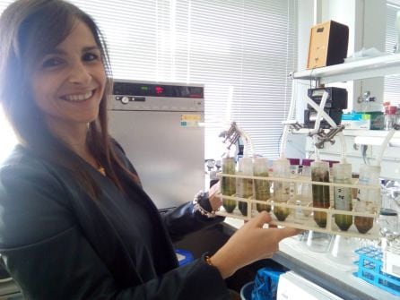 María Cuaresma, investigadora de la UHU en el laboratorio de Ciderta.