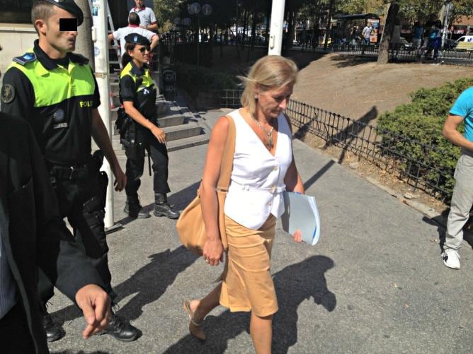 Ana Gomendio a su salida de los juzgados de Plaza de Castilla esta mañana