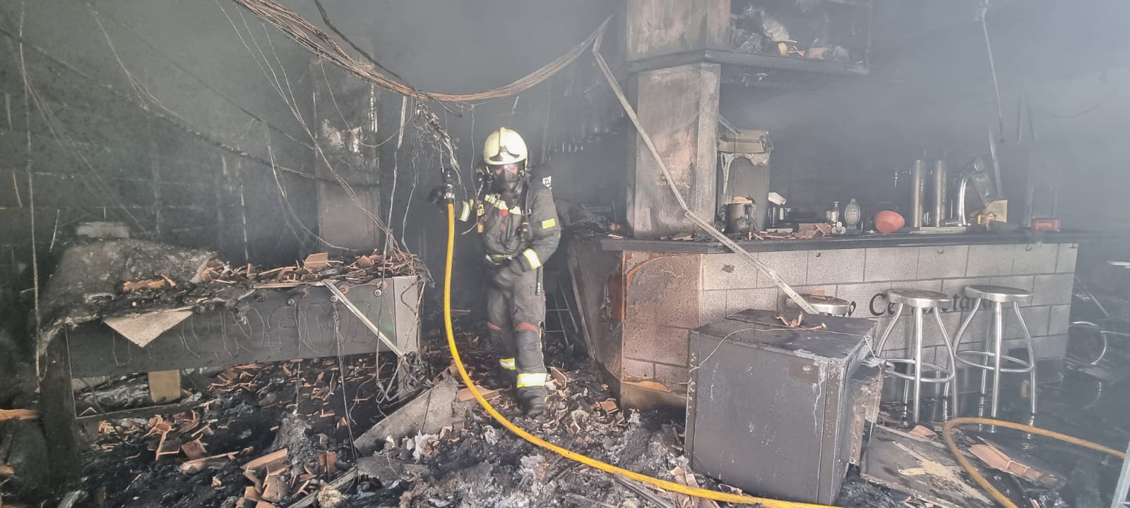 Interior del bar destrozado por las llamas