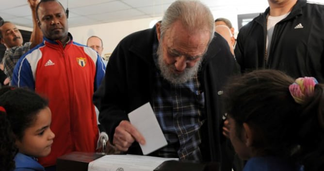 Fidel Castro, en el momento en el que introducía su papeleta en la urna