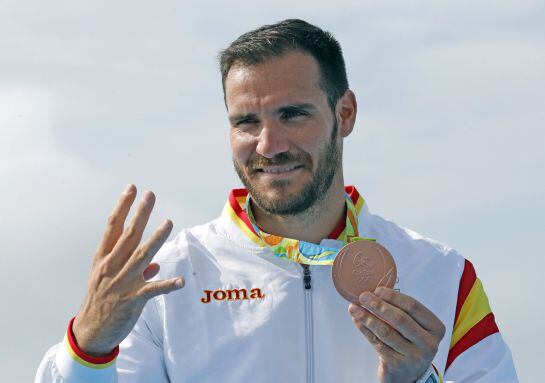 El español Saúl Craviotto indica el número de medallas olímpicas conseguidas a lo largo de su carrera, la última el bronce en K1 200 metros de los Juegos Olímpicos de Río 2016.