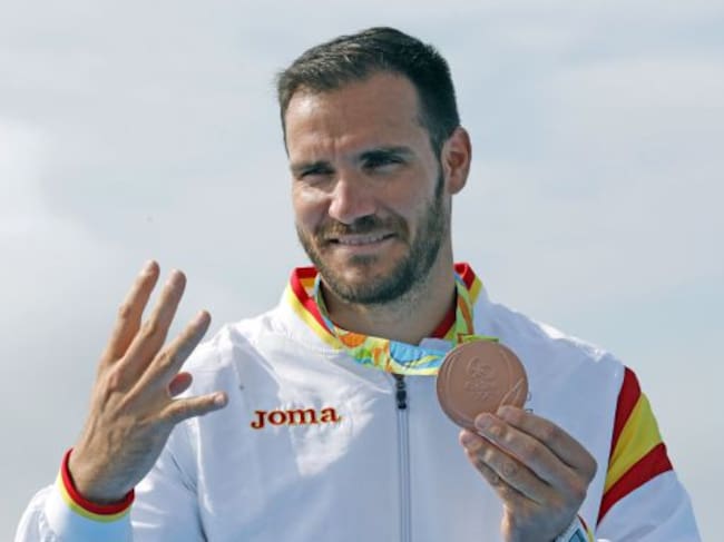 El español Saúl Craviotto indica el número de medallas olímpicas conseguidas a lo largo de su carrera, la última el bronce en K1 200 metros de los Juegos Olímpicos de Río 2016.