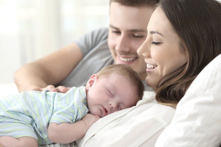 Los permisos de paternidad de cinco semanas serán una realidad desde este 5 de julio. 