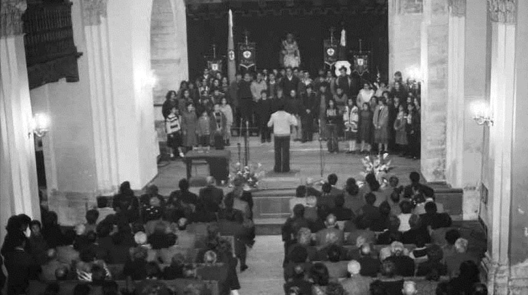 Acto del pregón de José Luis Lucas Aledón en 1980, el primer año que se celebró en la iglesia de San Miguel. 