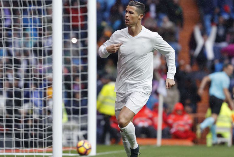 La camiseta blanca sobre Cristiano Ronaldo