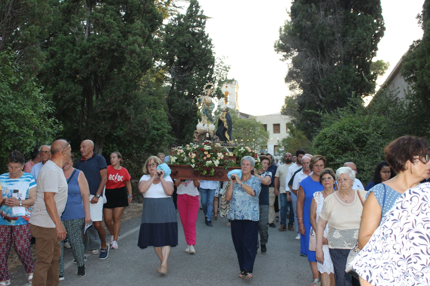 La imagen durante la procesión por las inmediaciones del Santuario