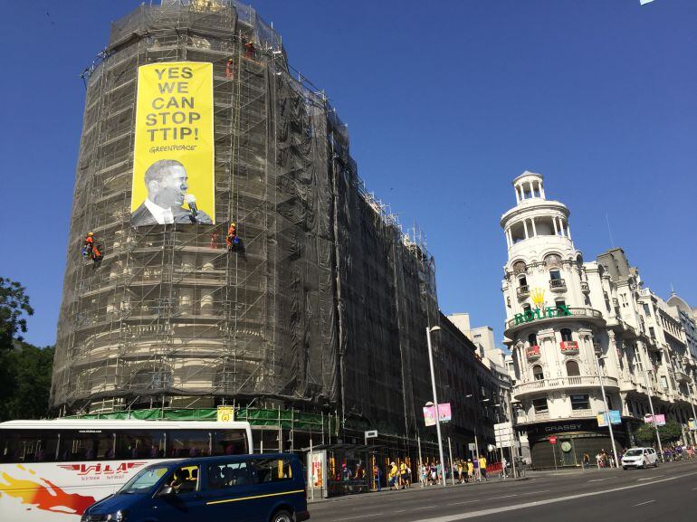 Los dos activistas y la pancarta en la fachada del &quot;Metropoli&quot;