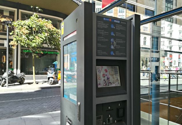 Tótem de BiciMad en la Plaza de Callao de la capital