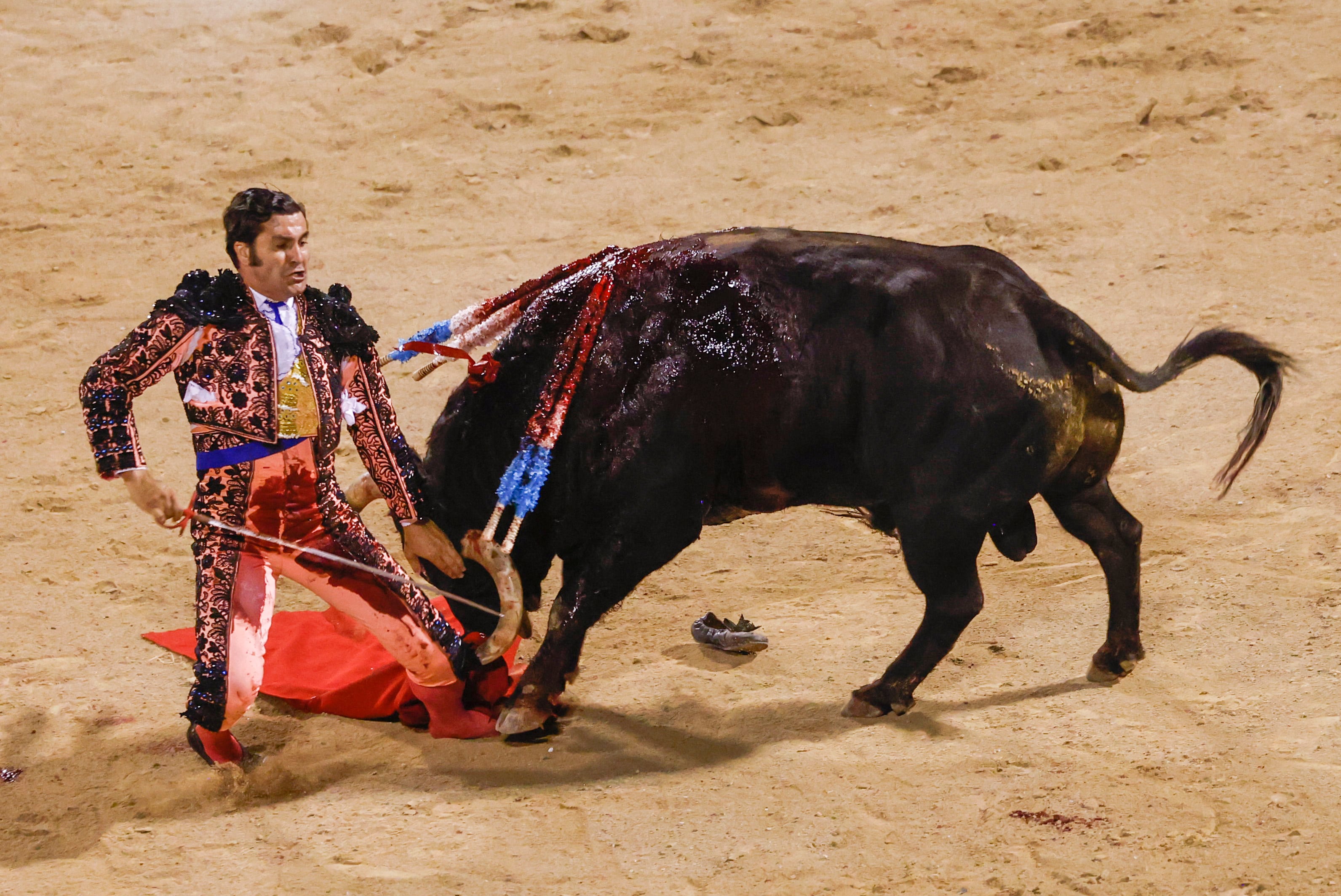 Imagen de archivo de Morante de la Puebla durante la voltereta que sufrió la pasada semana en Palma de Mallorca EFE/CATI CLADERA