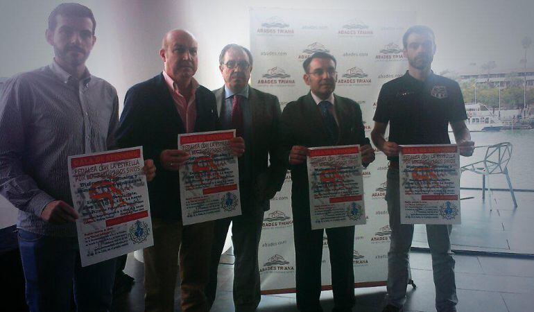 El hermano mayor de La Estrella, Manuel González Moreno, segundo por la derecha, durante el acto de presentación de la gala de spinning que la corporación va a celebrar este sábado en plena calle San Jacinto a beneficio de los refugiados sirios