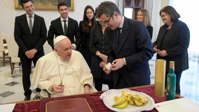 El ministro Félix Bolaños enseña al Papa Francisco los regalos que ha llevado al Vaticano, entre los que hay una botella de AOVE de la Cooperativa Bedmarense.