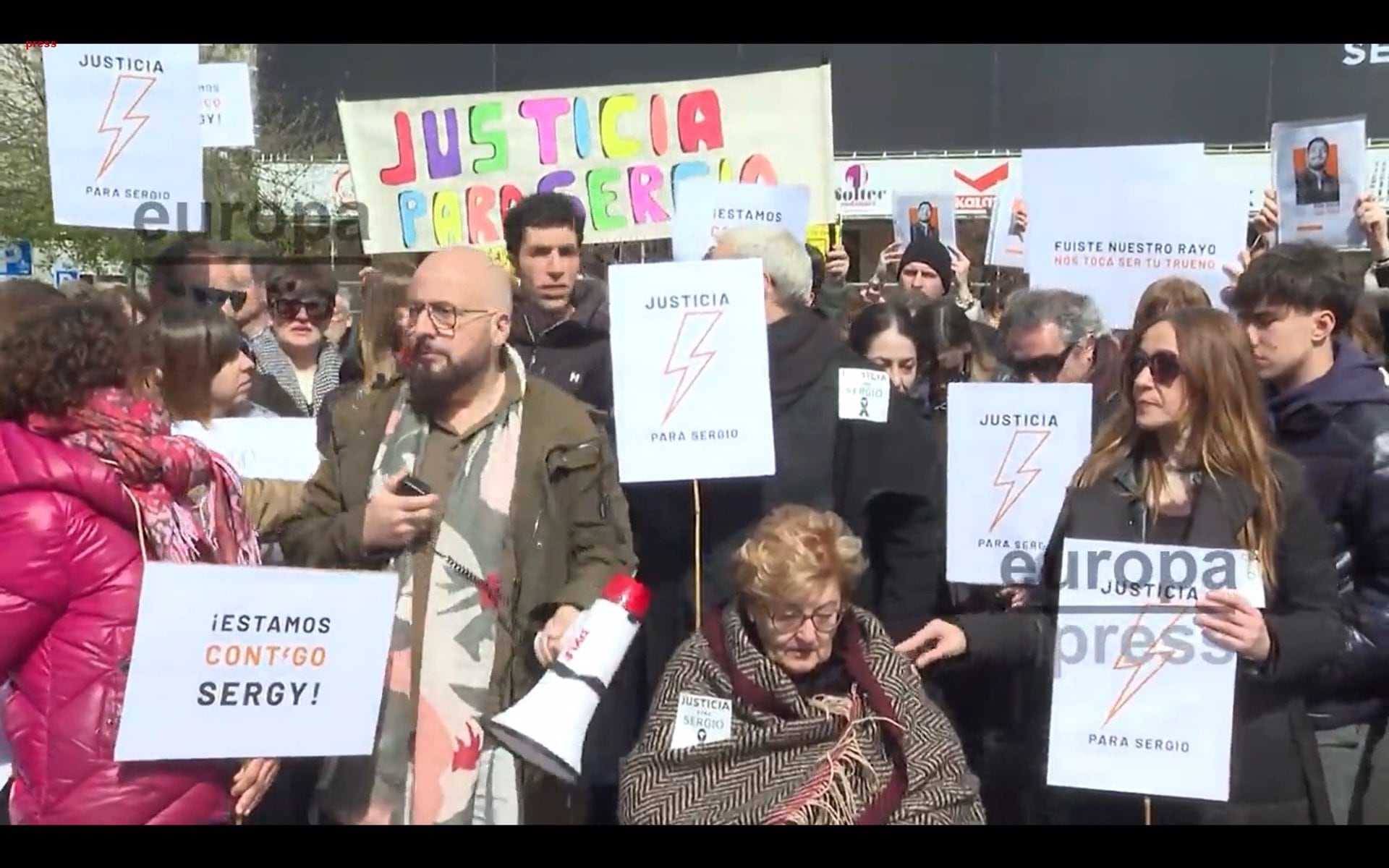 10/03/2024 Los asistentes a la concentración han portado carteles pidiendo &quot;Justicia para Sergio&quot;.
SOCIEDAD
