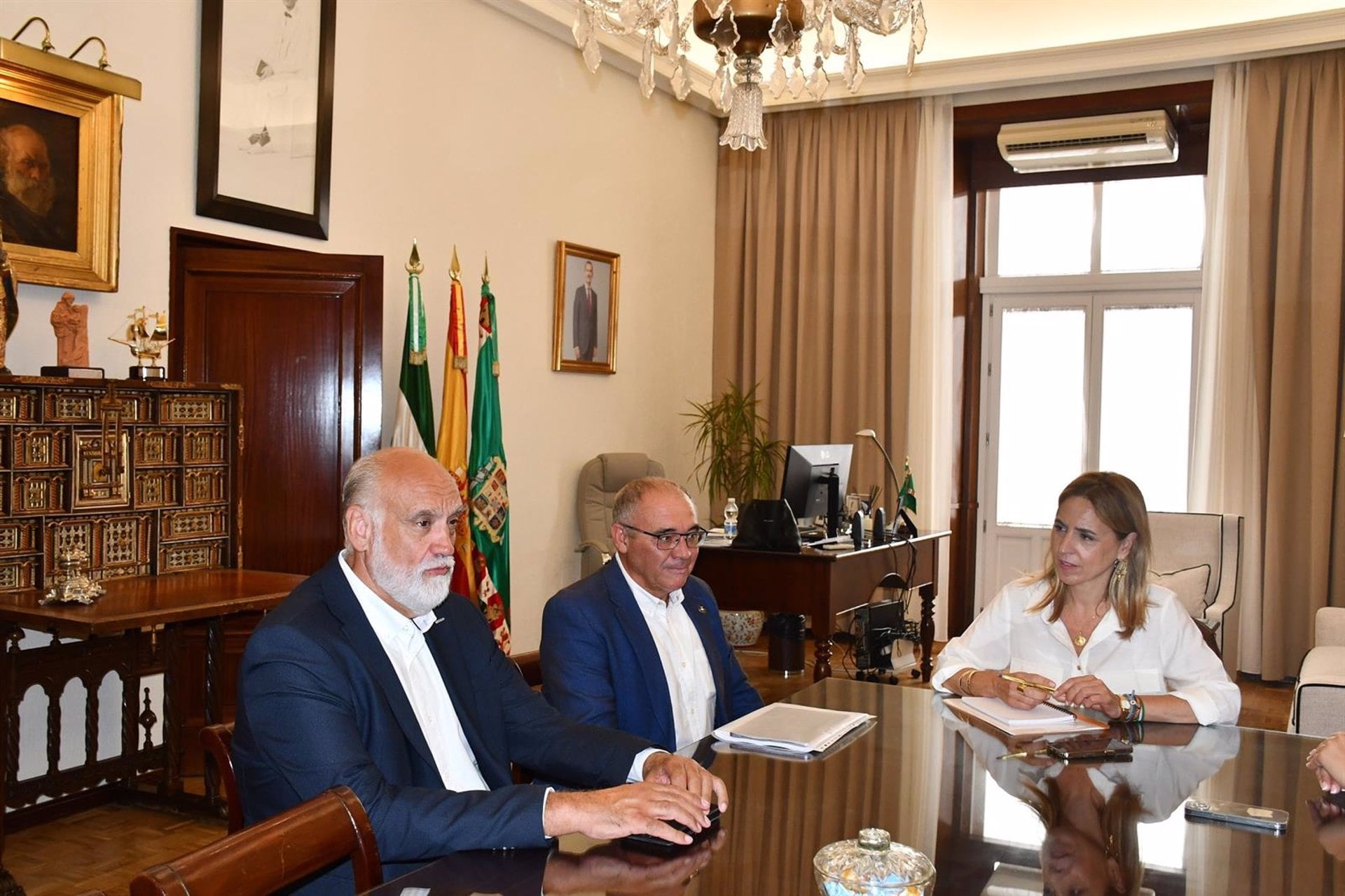 La presidenta de la Diputación de Cádiz, Almudena Martínez, y el vicepresidente segundo de la institución provincial, Javier Vidal, en una reunión con el presidente de la Fundación Puerta de América, Juan Antonio Manzano.