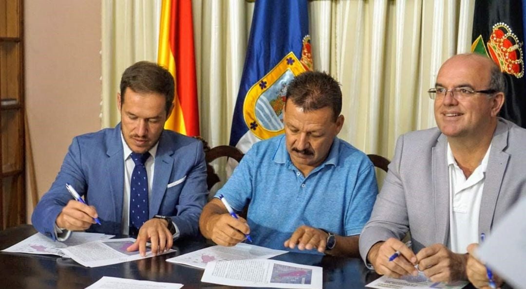 Un momento de la firma del acuerdo con Mariano Hernández (d) presidente del Cabildo de La Palma, Gregorio Alonso (c), alcalde del municipio de Fuencaliente y Anselmo Pestana (d), vicepresidente del Cabildo de La Palma