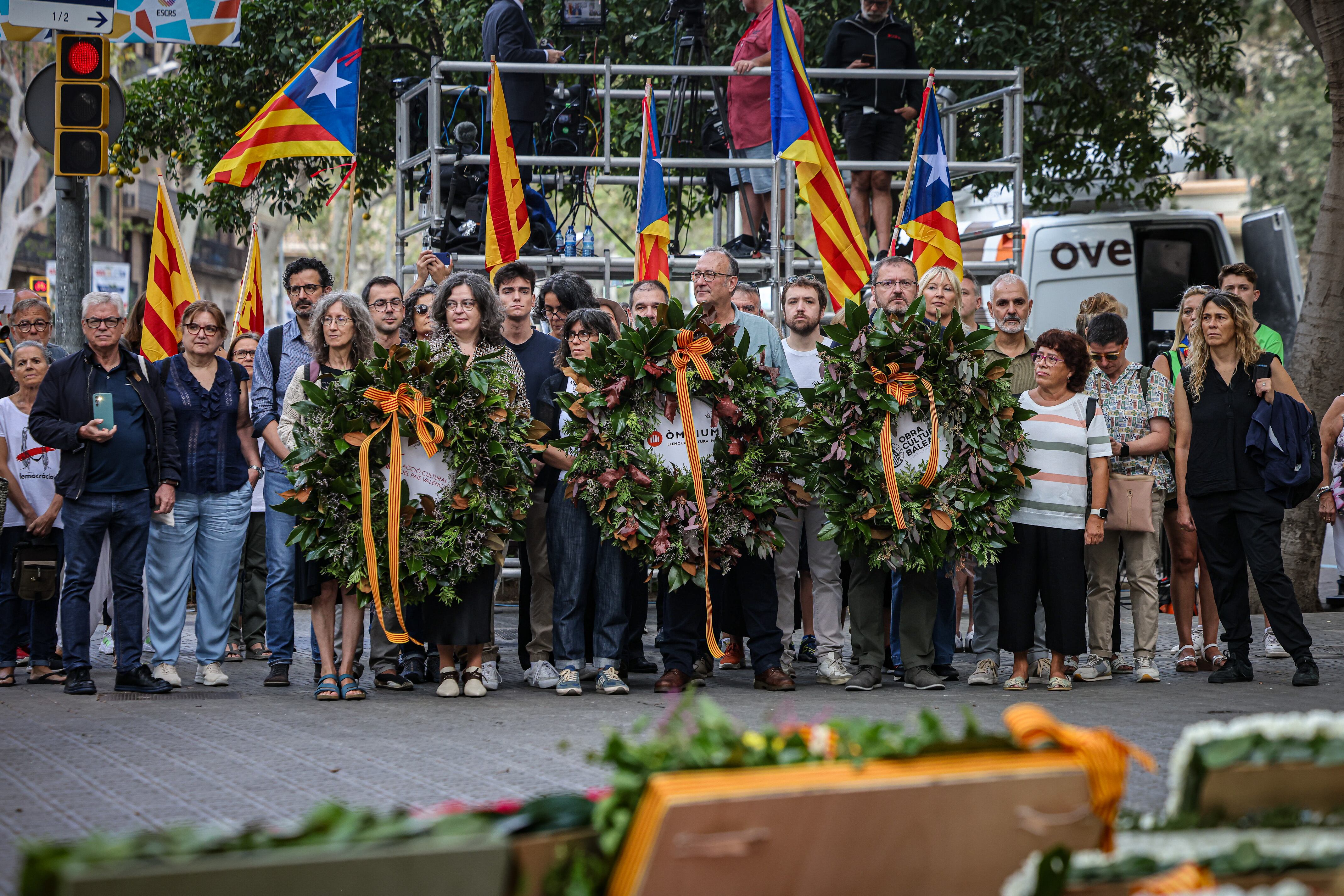 Una representació d'Òmnium Cultural, amb el seu president, Xavier Antich, al capdavant, fent l'ofrena floral al monument a Rafael Casanova de Barcelona