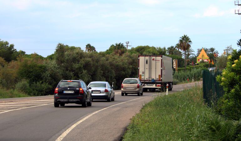 Pla general d&#039;un dels pocs camions que han circulat per l&#039;N-340 entre Vilafranca i Altafulla aquest diumenge després de l&#039;inici de la obligatorietat del desviament per l&#039;AP-7. 