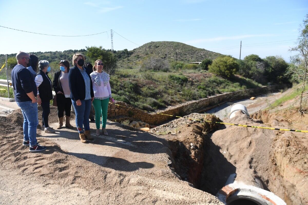 Representantes municipales en las obras de pluviales del Llano del Beal