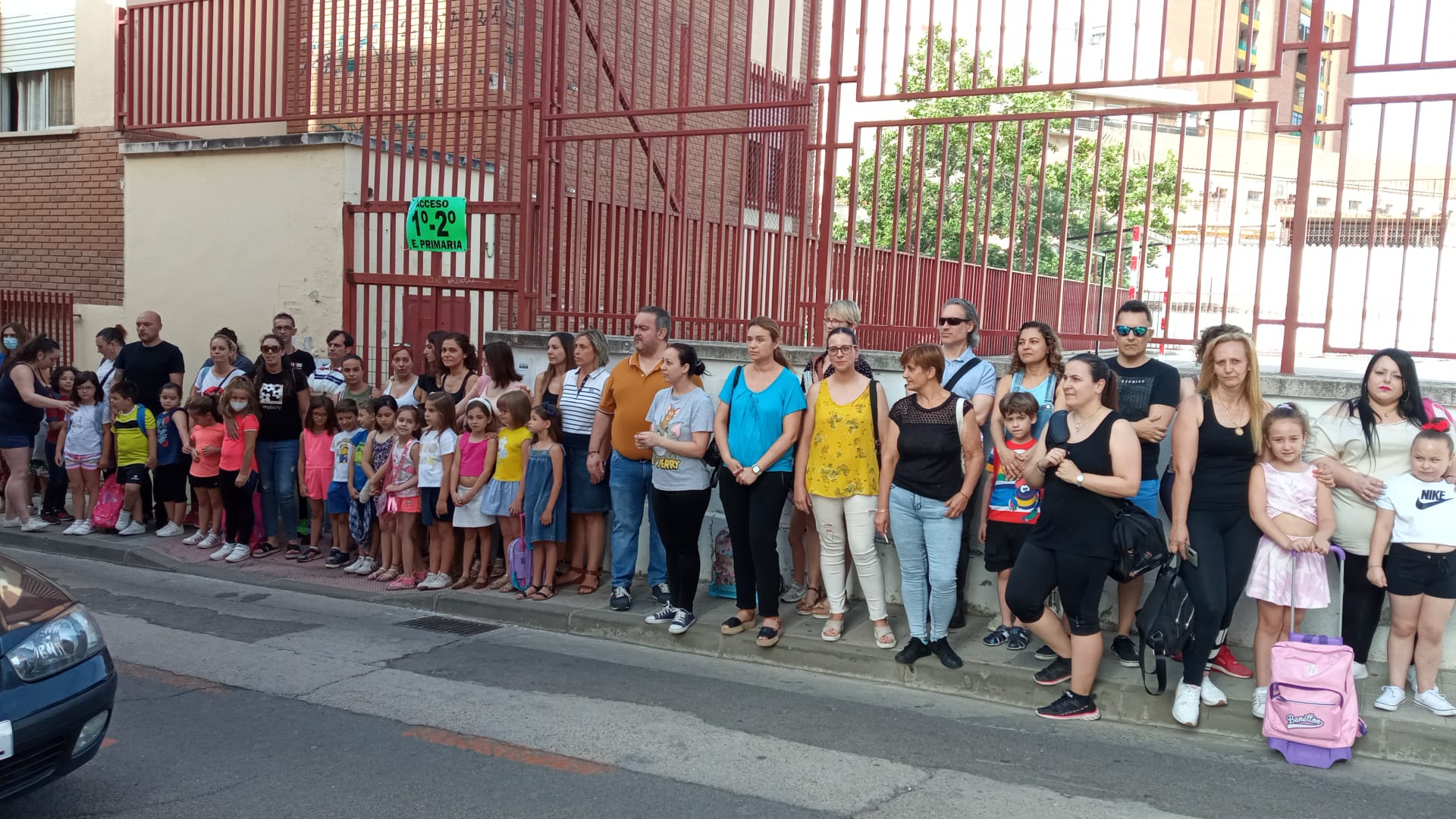 Padres y alumnos a las puertas del CEIP Ramón y Cajal de Puertollano