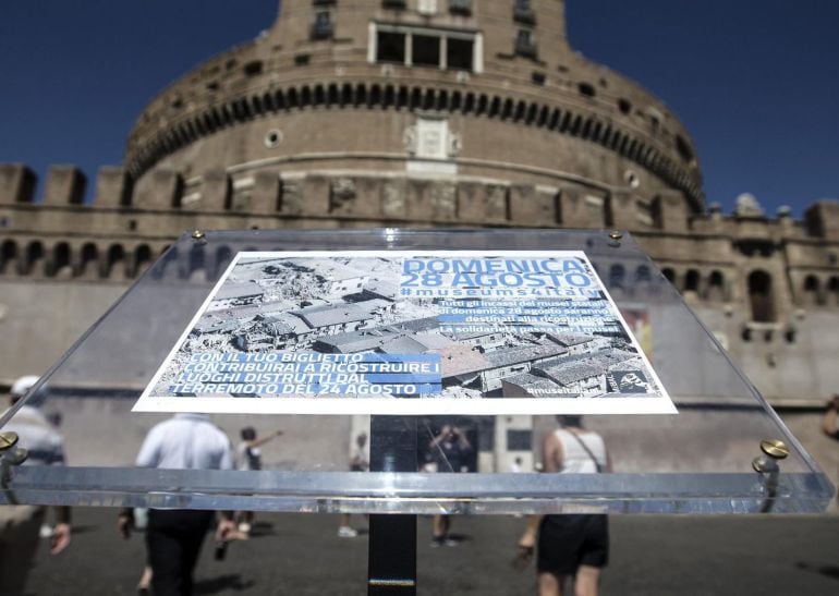 Un panel en la entrada del castillo de Sant&#039;Angelo en Roma explica esta iniciativa para la reconstrucción del patrimonio tras el terremoto del 24 de agosto 