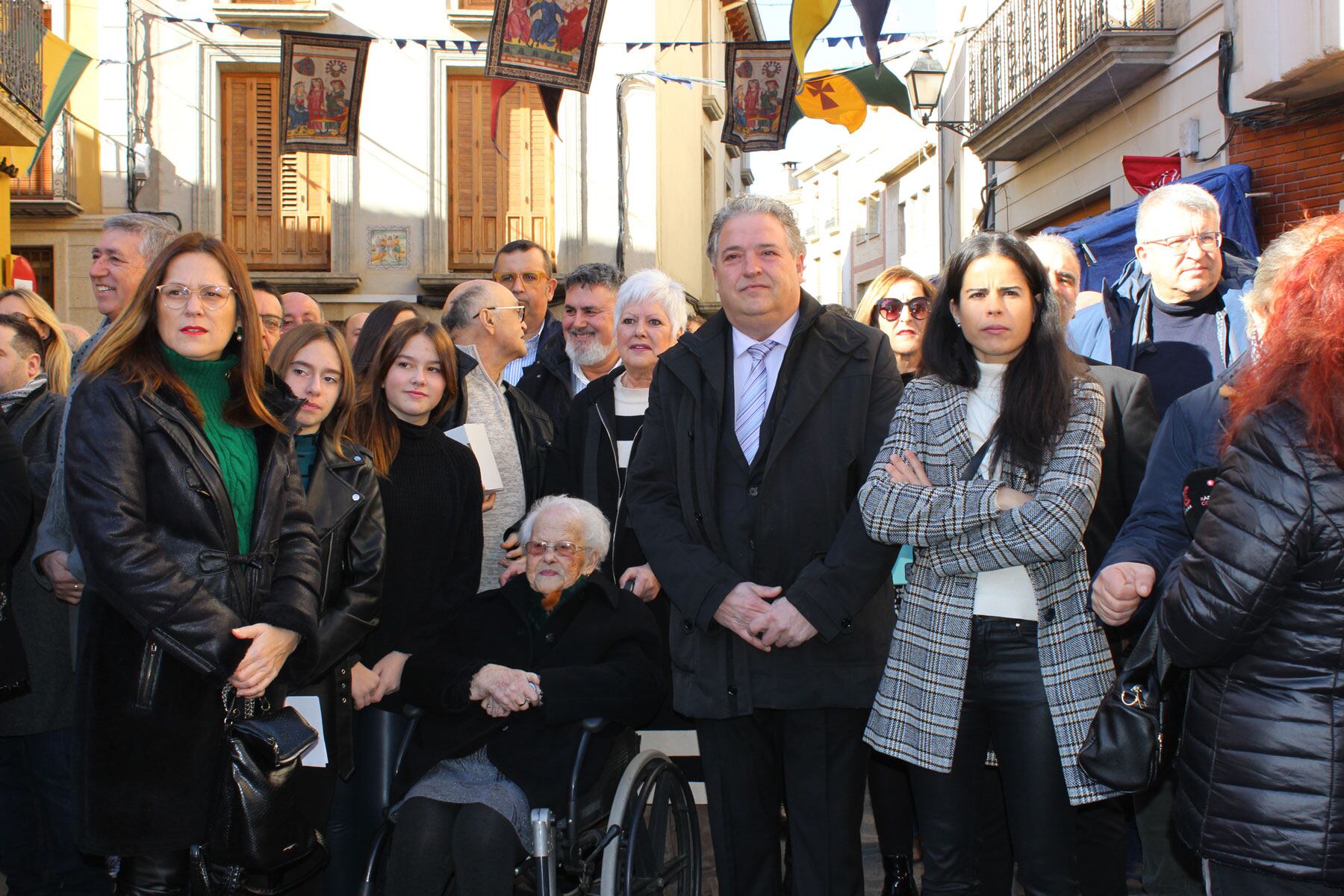 Encarnación Torregrosa, instantes después del corte de la cinta, acompañada por su familia y por las autoridades presentes