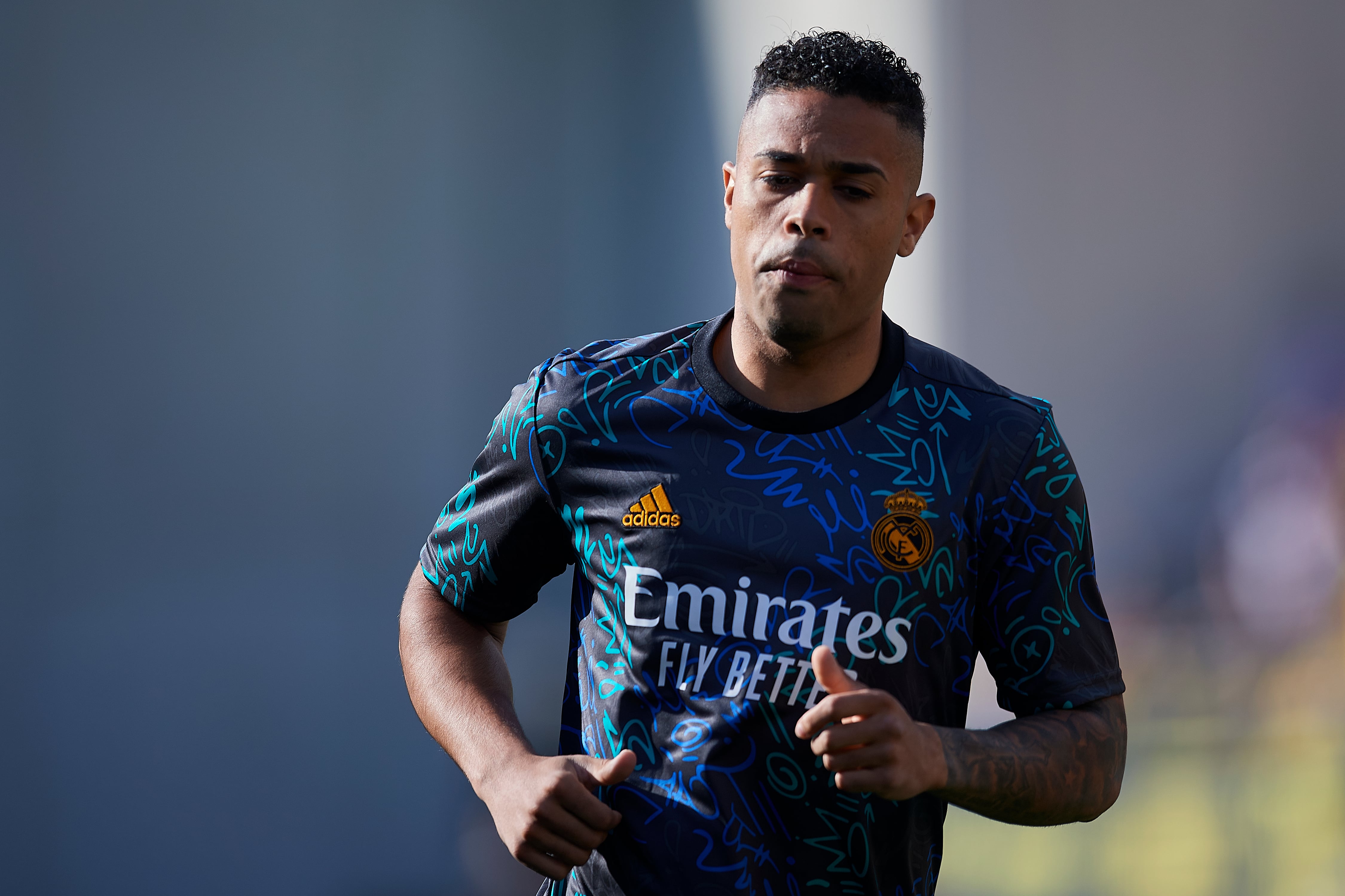 Mariano Díaz, calentando en la previa de un encuentro del Real Madrid ante el Cádiz.