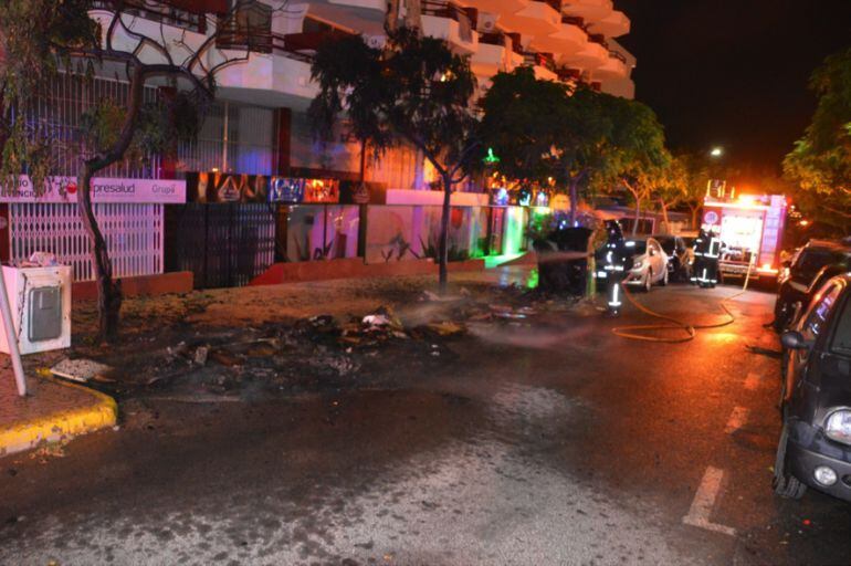 El fuego afectó a los tres vehículos que estaban aparcados frente a los contenedores