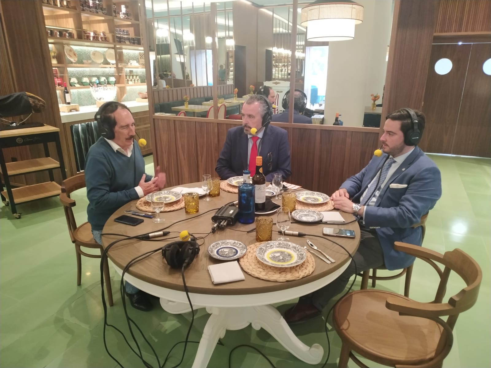 De izquierda a derecha, Manolo Molés, Paco García y José Manuel Peña en la Abacería del Hotel Gran Meliá Colón durante las Tertulias Taurinas de Radio Sevilla