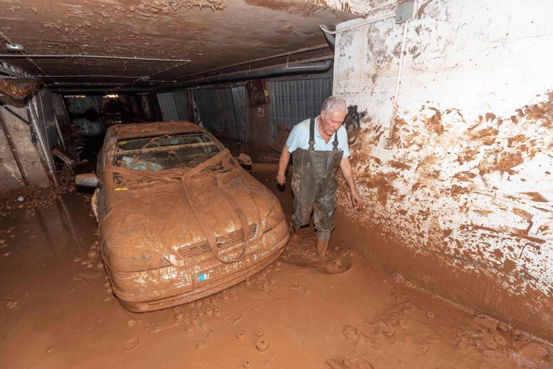 Un hombre sale de un garaje inundado, hoy en la diputación de Los Nietos, Cartagena, afecta por las inundaciones provocadas por las fuertes lluvias caídas la pasada semana en la Región de Murcia. 