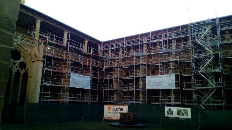 Vista parcial de las obras de restauración del claustro de la Catedral de Pamplona