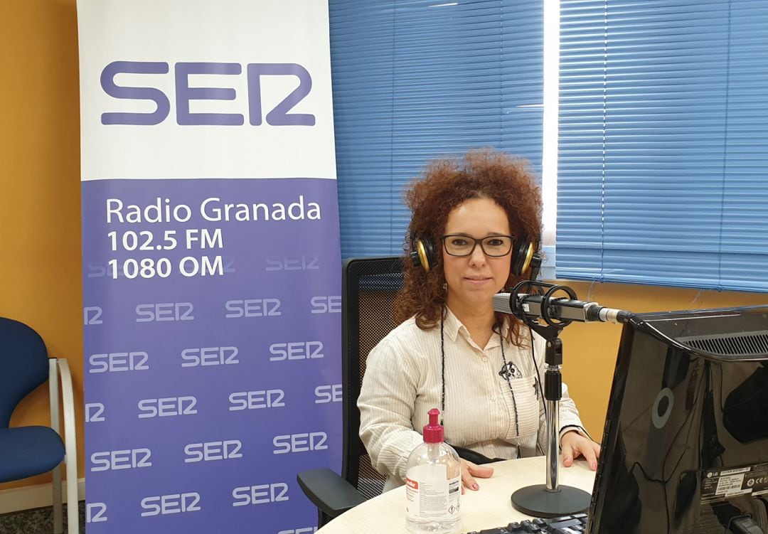 La presidenta de CERMI Andalucía y FEGRADI Granada, Marta Castillo, en los estudios de Radio Granada