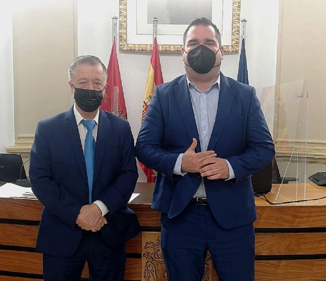 Alejandro Díaz y de Diego Rosique, concejales en la Corporación alcantarillera, que han presentado su baja en Ciudadanos pero no renunciarán a su acta de ediles 