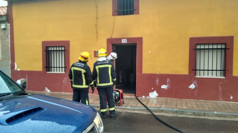 Bomberos accediendo al interior de la vivienda afectada