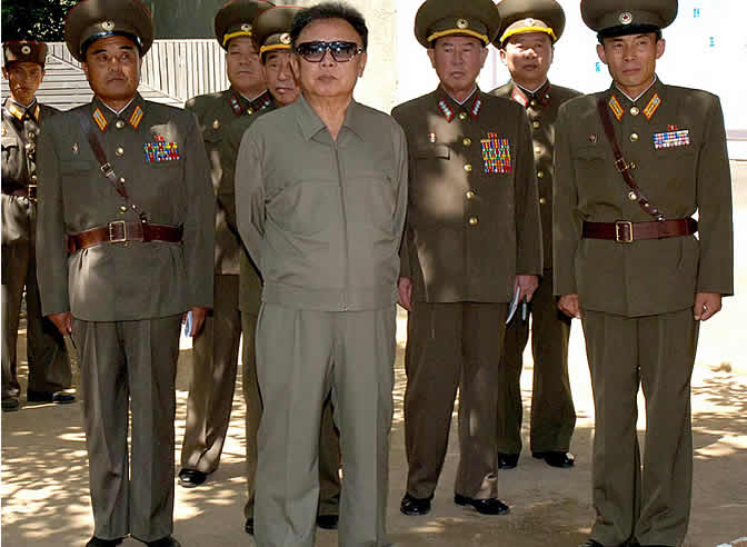 Kim Jong-il, el líder de Corea del Norte, en el centro de la fotografía. Los rumores sobre una posible enfermedad del máximo dirigente norcoreano se han difundido por todo el mundo tras su ausencia en el 60 aniversario del país comunista