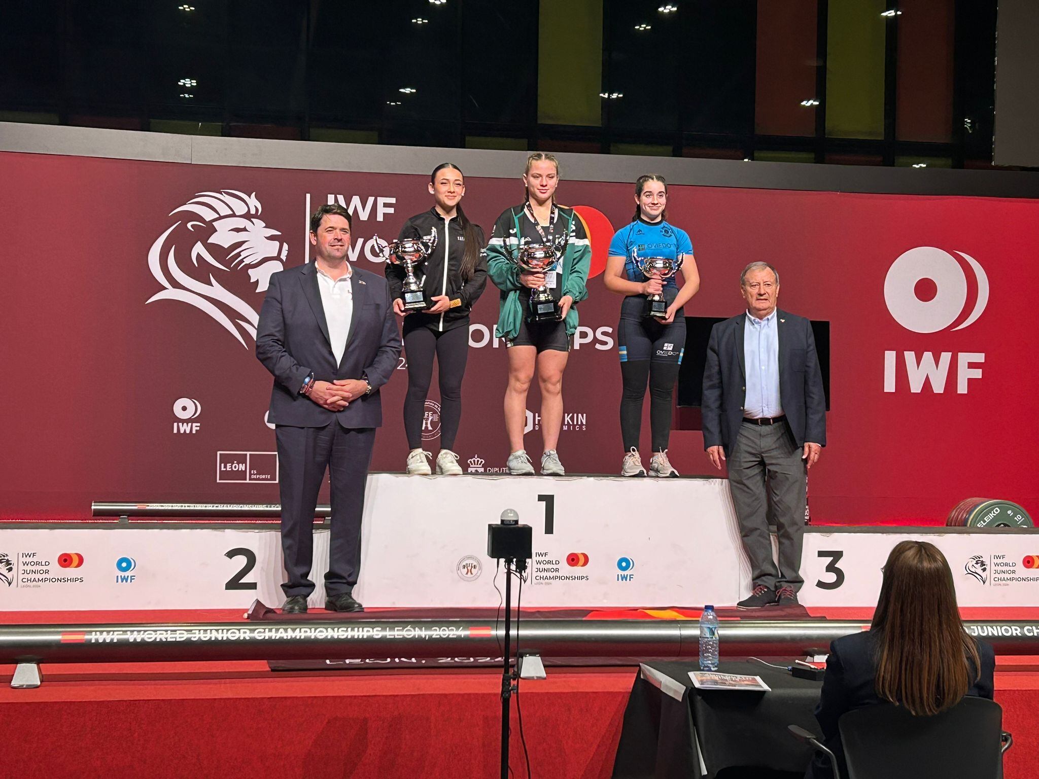 La campeona de España nacida en Almería posando con el galardón.