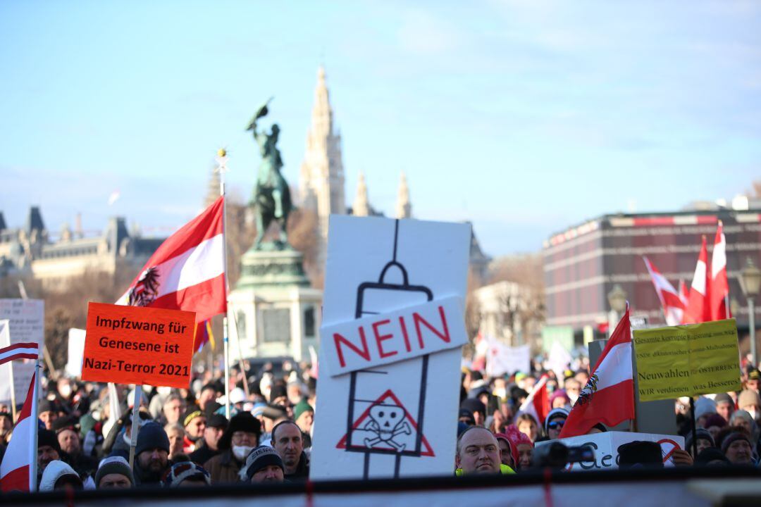 Miles de manifestantes se reunieron este sábado en Viena para mostrar su rechazo a la vacuna.