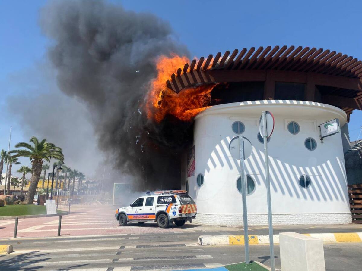 Importante incendio declarado en la cocina del Club Náutico de Lo Pagán