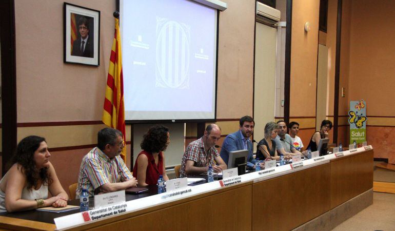 Pla general de la presentació de l'acord per un nou protocol de reproducció assistida.