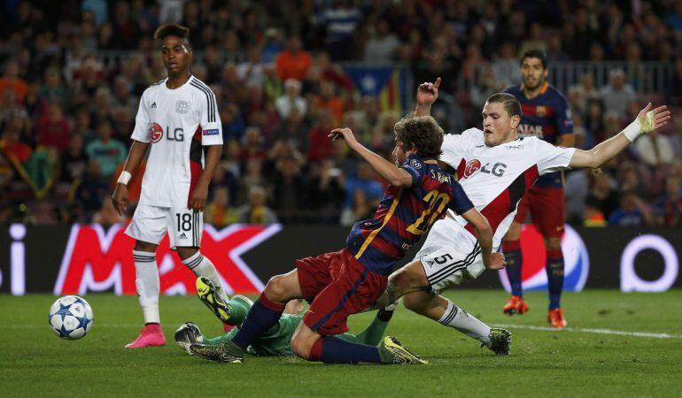 Sergi Roberto en l'acció del gol contra el Bayer Leverkusen.
