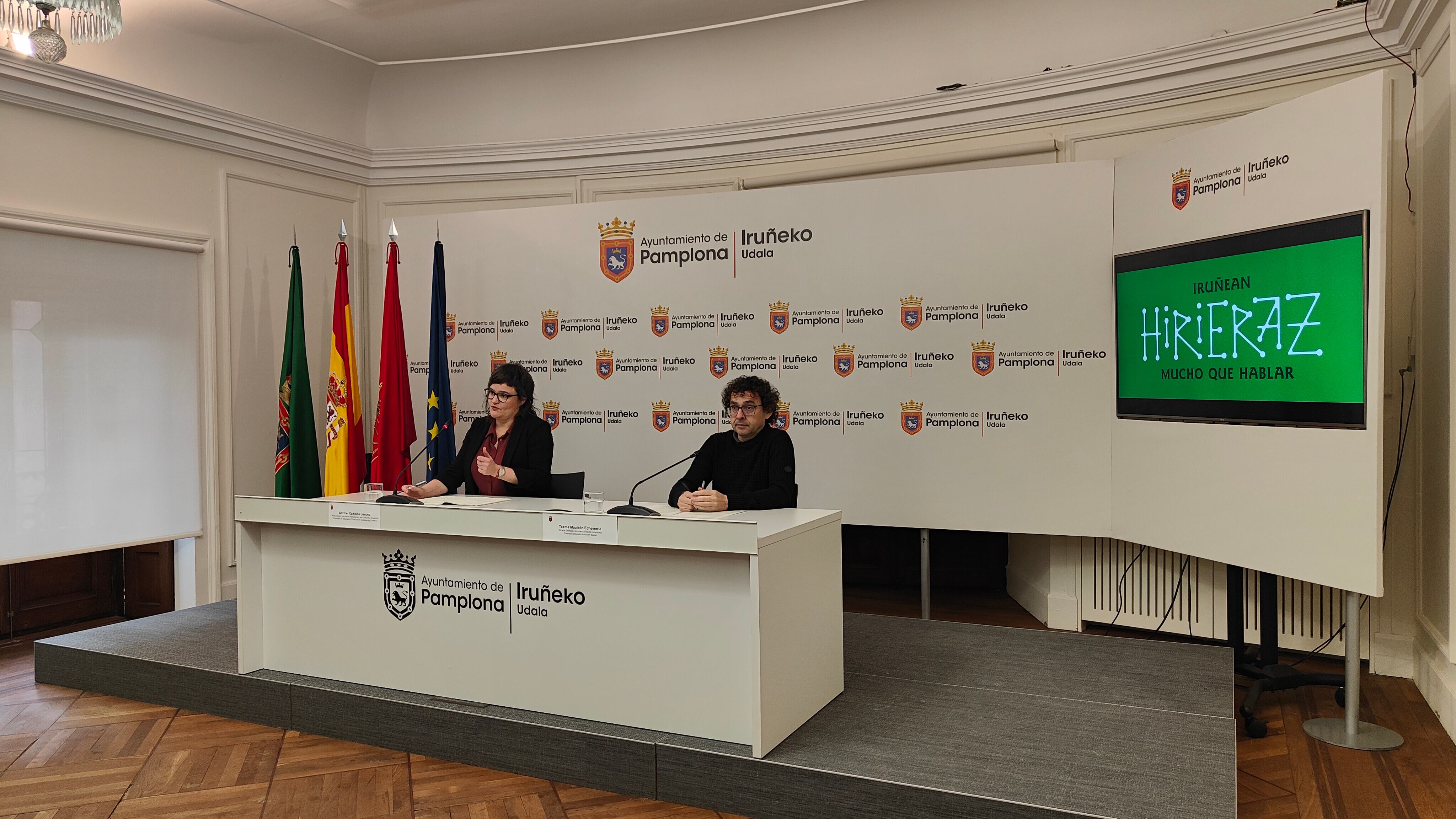 Aitziber Campión, concejala delegada de Educación, Participación Ciudadana y Euskera, junto a Txema Mauleón, concejal de Acción Social, durante la presentación este lunes