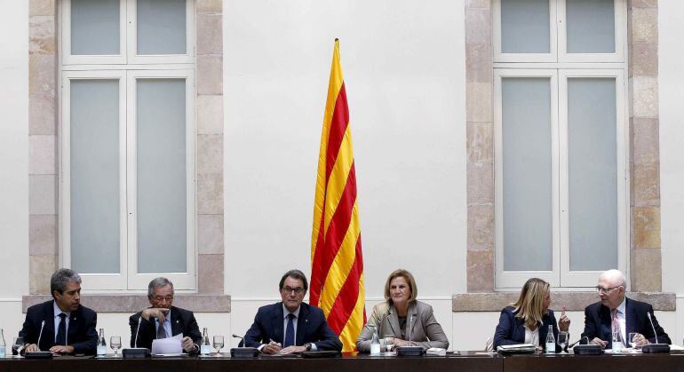 GRA204. BARCELONA, 24/10/2014.- El presidente de la Generalitat, Artur Mas (3i), la presidenta del Parlament, Nuria de Gispert (3d), la vicepresidenta del gobierno catalán, Joana Ortega (2d), el conseller de Presidencia, Francesc Homs (i), el alcalde de B